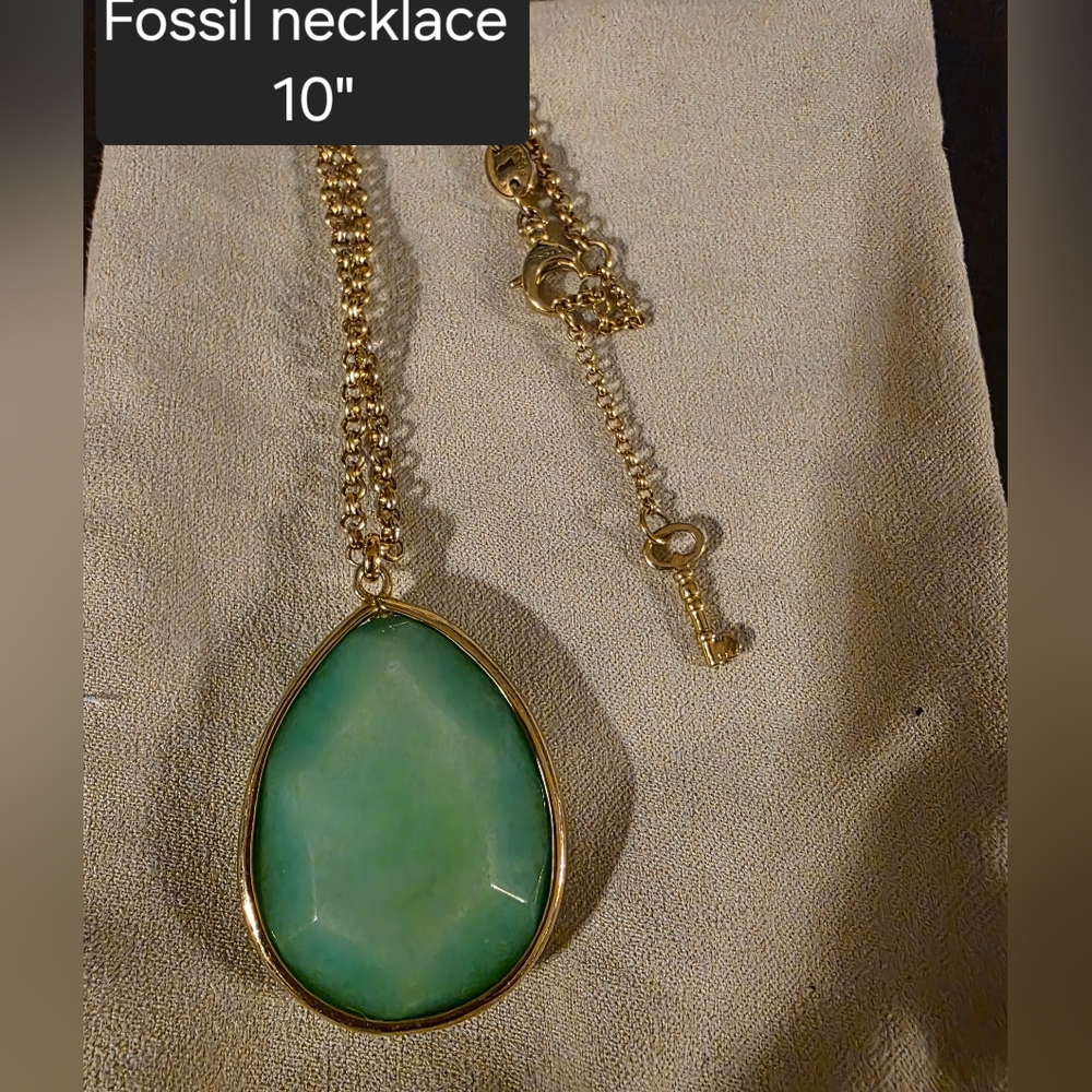 FOSSIL Elegant Gold Tone  and Green Pendant Necklace